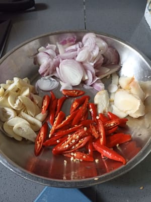 Coupez toutes les épices pour sauté