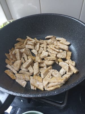 Faites frire le tempeh jusqu'à ce qu'il soit à moitié croustillant