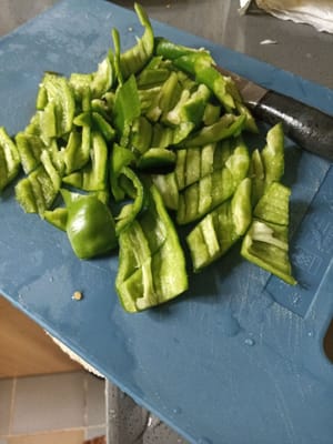 Coupez les piments verts