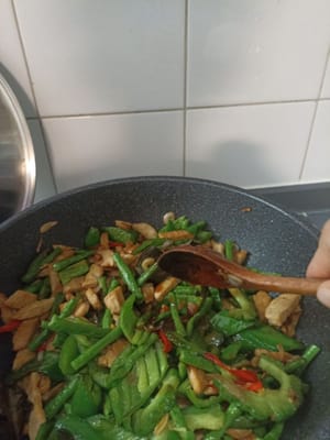 Ajoutez le sel, la sauce soja et la sauce soja sucrée, goûtez et remuez jusqu'à ce que le mélange soit homogène.