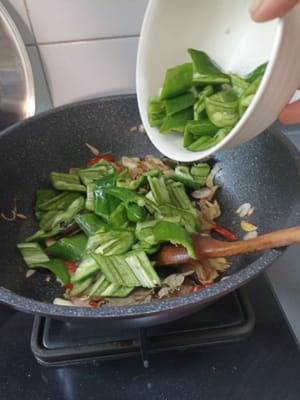 Ajoutez les piments verts et faites revenir brièvement