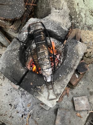 Coloque el pescado en el fuego de carbón y déle la vuelta después de 8 minutos.