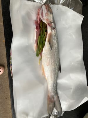 Coloque limoncillo en el vientre del pescado.
