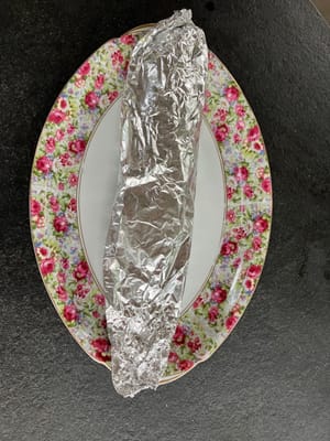Envuelva nuevamente el pescado con el papel de aluminio.