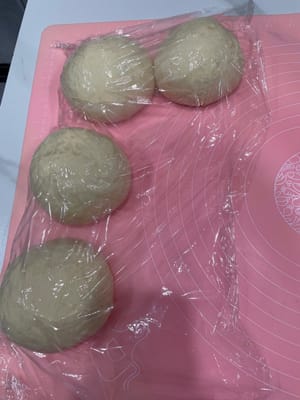 排氣鬆弛:發好的麵團拿出來,輕輕拍扁排氣,
以你想要的大小分割(我做了配方3倍量,用其中三分一的量來做辣麵包。
蓋保鮮膜鬆弛15分鐘,讓麵團歇會兒,不然擀不開!