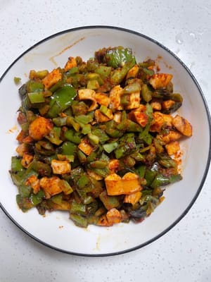 混合餡料:
鍋燒乾,先把貢菜倒進去炒乾水分,再放腸仔粒一起炒香,
最後把剛才拌好的辣椒倒進去,翻勻盛出來放涼備用!