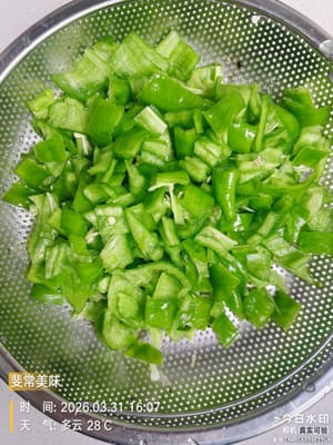 腸仔處理:午餐肉/香腸切成小顆粒,越碎越入味!
辣椒處理:線椒/小米辣洗乾淨,切成小碎丁(能吃辣多放,不能吃辣就減量,別硬扛!)