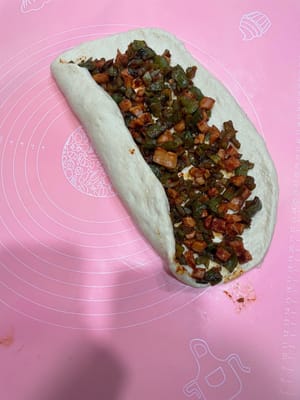 包餡整形:
把鬆弛好的麵團擀成長方形,把放涼的餡料均勻鋪在上面,
從一頭緊緊捲起來,再切成你喜歡的大小!
(強迫症可以用秤稱,每個麵團克數一致,烤出來更整齊;手殘黨隨便切也好吃!)