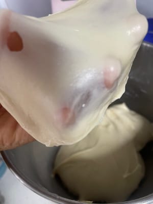 揉膜:
快速把麵團揉到8成膜(能拉出一層薄但容易破的膜),
加入軟化好的奶油,繼續揉到完全手套膜(拉出來的膜薄而有韌性,戳洞邊緣光滑)!