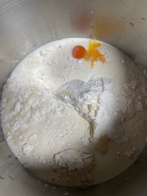 和麵:
高筋麵粉、酵母、牛奶、鹽、糖、蛋液全丟進攪拌桶,
揉到麵團光滑、沒有顆粒的狀態就好!