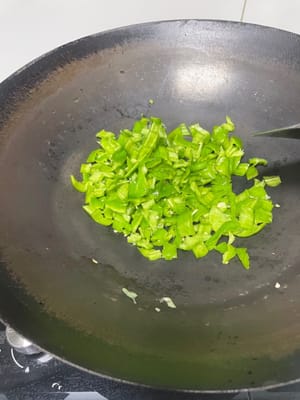 炒辣椒(川渝暴龍的進化秘技!)
鍋燒乾別放油,直接把青辣椒倒進去乾煸!炒到水分全收乾、辣椒起皺、微微發焦,這時候的辣椒香到離譜!然後加食用油、2g鹽翻勻盛出來。
再放10g辣椒粉、8g蠔油,拌勻備用!
(這步就是「川渝暴龍」的養成核心!誰也不是天生就會噴火的暴龍,全靠這青辣椒+辣椒粉的雙重辣度buff疊滿!能吃辣的直接拉滿,吃完直接進化成川渝暴龍,噴火都不在話下;