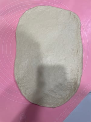 包餡整形:
把鬆弛好的麵團擀成長方形,把放涼的餡料均勻鋪在上面,
從一頭緊緊捲起來,再切成你喜歡的大小!
(強迫症可以用秤稱,每個麵團克數一致,烤出來更整齊;手殘黨隨便切也好吃!)
