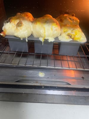 烤箱上下火180°C,依麵包大小調整時間!
我這個模具比較高,烤了25分鐘!
重點:烤到7-10分鐘的時候,觀察表面上色,上色夠了就蓋錫紙!
別讓麵包烤糊了,不然前功盡棄!