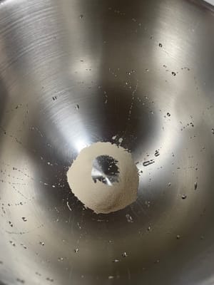 和麵:
高筋麵粉、酵母、牛奶、鹽、糖、蛋液全丟進攪拌桶,
揉到麵團光滑、沒有顆粒的狀態就好!