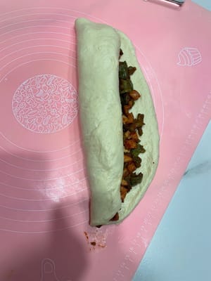 包餡整形:
把鬆弛好的麵團擀成長方形,把放涼的餡料均勻鋪在上面,
從一頭緊緊捲起來,再切成你喜歡的大小!
(強迫症可以用秤稱,每個麵團克數一致,烤出來更整齊;手殘黨隨便切也好吃!)