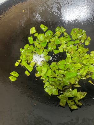 炒辣椒(川渝暴龍的進化秘技!)
鍋燒乾別放油,直接把青辣椒倒進去乾煸!炒到水分全收乾、辣椒起皺、微微發焦,這時候的辣椒香到離譜!然後加食用油、2g鹽翻勻盛出來。
再放10g辣椒粉、8g蠔油,拌勻備用!
(這步就是「川渝暴龍」的養成核心!誰也不是天生就會噴火的暴龍,全靠這青辣椒+辣椒粉的雙重辣度buff疊滿!能吃辣的直接拉滿,吃完直接進化成川渝暴龍,噴火都不在話下;