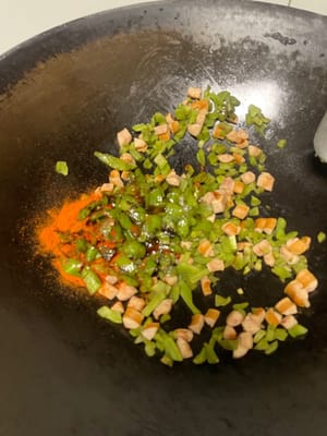 混合餡料:
鍋燒乾,先把貢菜倒進去炒乾水分,再放腸仔粒一起炒香,
最後把剛才拌好的辣椒倒進去,翻勻盛出來放涼備用!