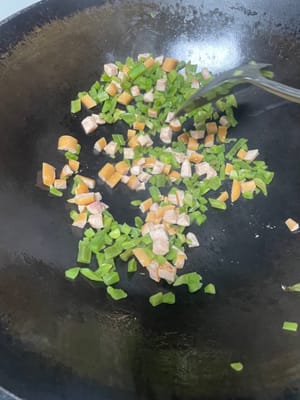 混合餡料:
鍋燒乾,先把貢菜倒進去炒乾水分,再放腸仔粒一起炒香,
最後把剛才拌好的辣椒倒進去,翻勻盛出來放涼備用!