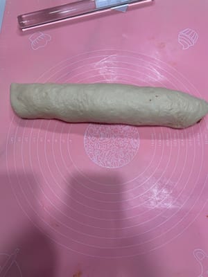 包餡整形:
把鬆弛好的麵團擀成長方形,把放涼的餡料均勻鋪在上面,
從一頭緊緊捲起來,再切成你喜歡的大小!
(強迫症可以用秤稱,每個麵團克數一致,烤出來更整齊;手殘黨隨便切也好吃!)