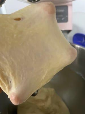 揉膜:
快速把麵團揉到8成膜(能拉出一層薄但容易破的膜),
加入軟化好的奶油,繼續揉到完全手套膜(拉出來的膜薄而有韌性,戳洞邊緣光滑)!