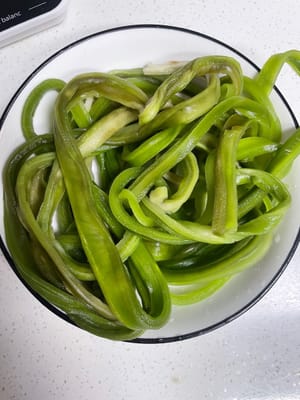 貢菜處理:乾貢菜用溫水泡20分鐘以上,泡軟後切成小丁丁;新鮮貢菜直接切就行!
