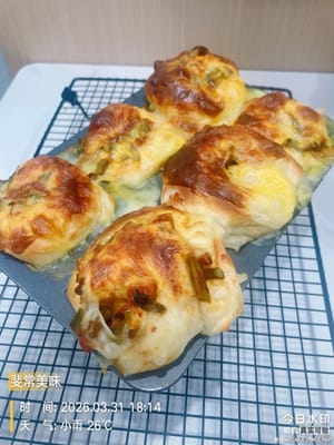 烤箱上下火180°C,依麵包大小調整時間!
我這個模具比較高,烤了25分鐘!
重點:烤到7-10分鐘的時候,觀察表面上色,上色夠了就蓋錫紙!
別讓麵包烤糊了,不然前功盡棄!