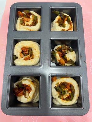 二發:
切好的麵團放進模具,放在溫暖環境,發酵到1.5倍大!
加起司:發好的麵團表面鋪起司片,再撒一層馬蘇里拉起司碎。