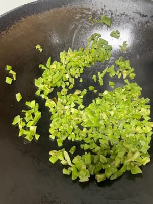 混合餡料:
鍋燒乾,先把貢菜倒進去炒乾水分,再放腸仔粒一起炒香,
最後把剛才拌好的辣椒倒進去,翻勻盛出來放涼備用!