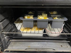 二發:
切好的麵團放進模具,放在溫暖環境,發酵到1.5倍大!
加起司:發好的麵團表面鋪起司片,再撒一層馬蘇里拉起司碎。