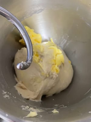 揉膜:
快速把麵團揉到8成膜(能拉出一層薄但容易破的膜),
加入軟化好的奶油,繼續揉到完全手套膜(拉出來的膜薄而有韌性,戳洞邊緣光滑)!