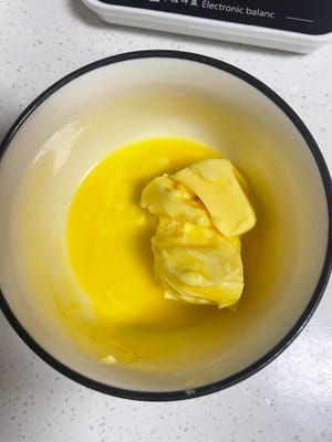 奶油準備:
黃油提前放入室溫軟化。