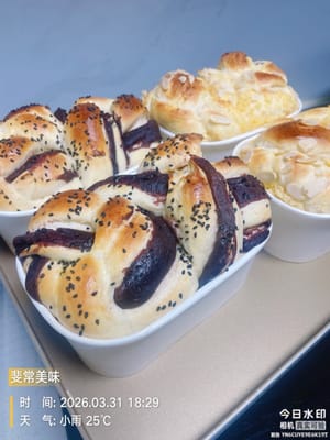 這款麵包完美復刻好利來的神仙風味,一口下去層次超豐富,越吃越上頭!配方除了這款辣包6個70克鹹口麵包,剩下的兩份麵團分別做了2個250克紅豆沙包和2個250克椰蓉包。
如果不想一次做太多,也可以只做三分之一的量,按需調整就好!