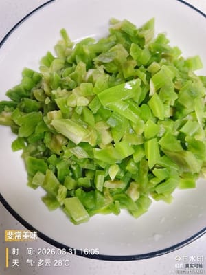 貢菜處理:乾貢菜用溫水泡20分鐘以上,泡軟後切成小丁丁;新鮮貢菜直接切就行!