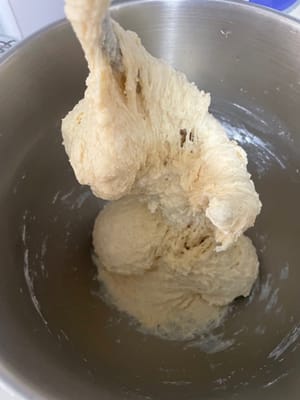 和麵:
高筋麵粉、酵母、牛奶、鹽、糖、蛋液全丟進攪拌桶,
揉到麵團光滑、沒有顆粒的狀態就好!