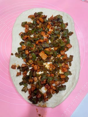 包餡整形:
把鬆弛好的麵團擀成長方形,把放涼的餡料均勻鋪在上面,
從一頭緊緊捲起來,再切成你喜歡的大小!
(強迫症可以用秤稱,每個麵團克數一致,烤出來更整齊;手殘黨隨便切也好吃!)