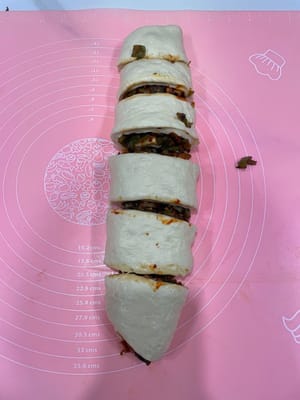 包餡整形:
把鬆弛好的麵團擀成長方形,把放涼的餡料均勻鋪在上面,
從一頭緊緊捲起來,再切成你喜歡的大小!
(強迫症可以用秤稱,每個麵團克數一致,烤出來更整齊;手殘黨隨便切也好吃!)