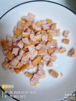 腸仔處理:午餐肉/香腸切成小顆粒,越碎越入味!
辣椒處理:線椒/小米辣洗乾淨,切成小碎丁(能吃辣多放,不能吃辣就減量,別硬扛!)