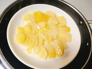 Pelar y cortar las patatas en dados.