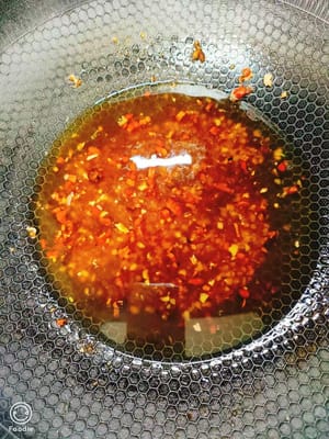 Añadir una cantidad adecuada de agua pura, una cucharadita de salsa de soja, un poco de azúcar y 2-3 gramos de sal.