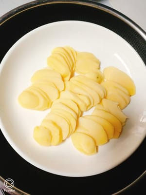 Poner las patatas picadas en una vaporera y cocinarlas al vapor durante 20 minutos.