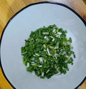 Cortar la cebolla verde picada en trozos pequeños.