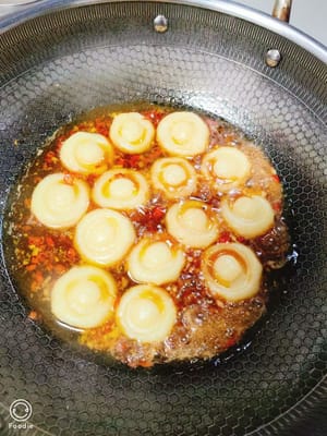 Verter las patatas al vapor y cocinar a fuego alto hasta que la salsa espese.