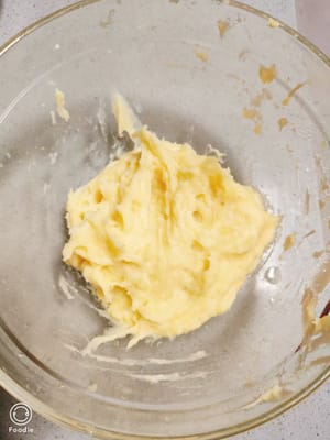 Después de cocinarlo al vapor, sáquelo y póngalo en un recipiente y tritúrelo con un rodillo.