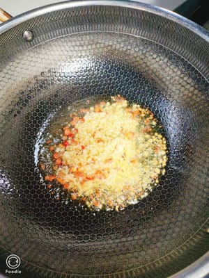 Calentar el aceite en una sartén, añadir el jengibre, la cebolleta, el chile y un poco de salsa de ostras y saltear a fuego lento hasta que esté fragante.