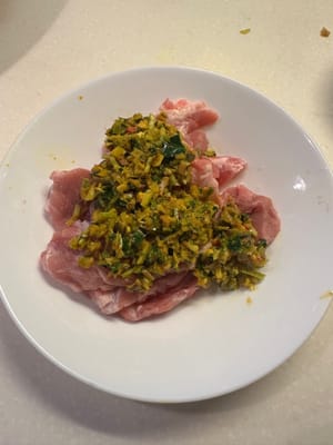 เริ่มหมักส่วนผสมต่างๆ คลุกเคล้าให้เข้ากันด้วยมือ ปิดด้วยพลาสติกแรปแล้วหมักทิ้งไว้หนึ่งชั่วโมง