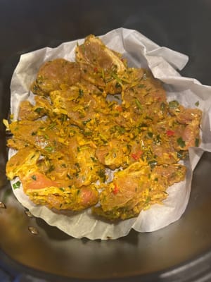 ตั้งอุณหภูมิหม้อทอดไร้น้ำมันไว้ที่ 190 องศาเซลเซียส ทอดด้านละ 8 นาที