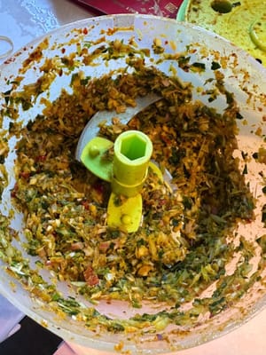 ผสมส่วนผสมและเครื่องปรุงทั้งหมดเข้าด้วยกัน