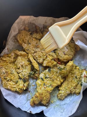 ตรวจสอบว่าเปลี่ยนเป็นสีเหลืองทองหรือไม่ แล้วทาด้วยน้ำผึ้ง