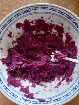 Preparare la buccia;
Preparare la patata dolce al vapore.
Mescolare la patata dolce viola liscia, la farina di riso glutinoso e il sale in un contenitore.