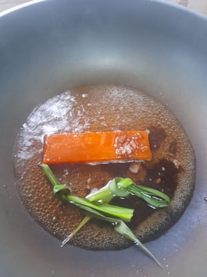 Preparare il cocco (ripieno);
Mettere lo zucchero di canna (100 g), lo zucchero semolato (1 cucchiaio), il sale, l'acqua (100 ml) e le foglie di pandano in un contenitore di teflon. Cuocere fino a ebollizione e fino a quando lo zucchero non si sarà sciolto, quindi filtrare per rimuovere le impurità.